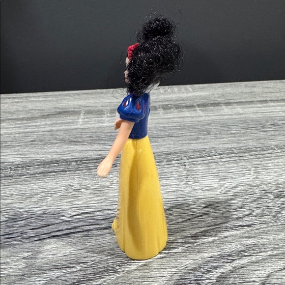 McDonald’s | Disney: Snow White & Pocahontas Miniature Dolls - Happy Meal Toys - Picture 3 of 14